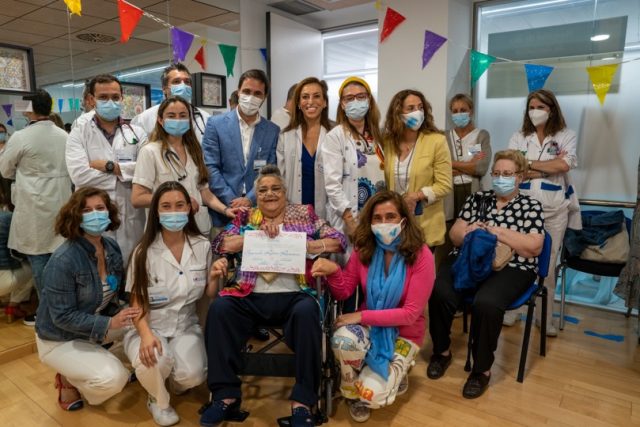 2023 06 13 Segunda, rodeada de sus familiares, amigos y el personal de HUIE