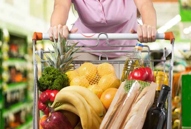 mujer-comprando-productos-alimenticios