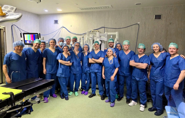 2026 03 09 Profesionales de las especialidades acreditadas para usar el Da Vinci, junto al robot quirúrgico del HUIE
